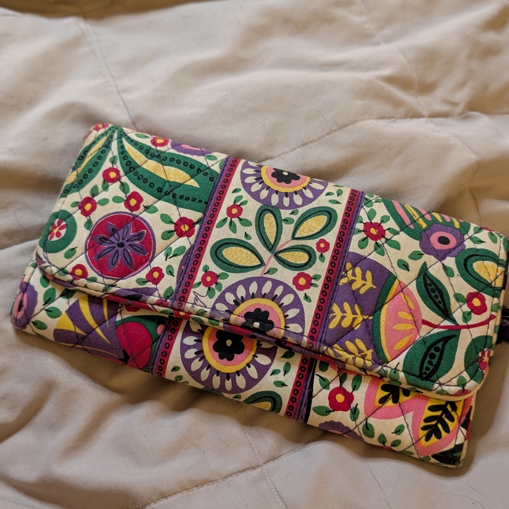 Vera Bradley Retired Vivalaver/Frill Wallet, EXCELLENT condition